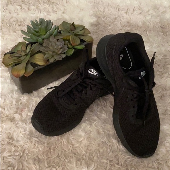 Nike WMNS Tanjun Tennis Shoes